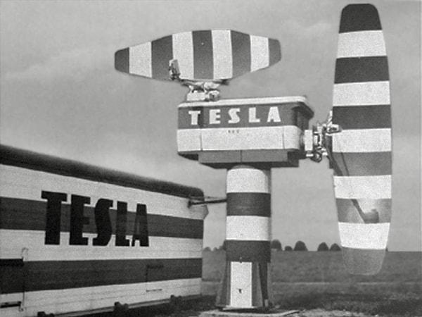 12. Amerikalılar savaş zamanında Alman denizaltılarını bulabilmek için Edison’dan yardım istemiş ve Tesla’nın önerisi olan "enerji dalgalarını kullanalım" fikrine Edison'un şiddetle karşı çıkması sebebiyle bugün "radar" dediğimiz aygıt 25 yıl geç keşfedilmiştir.
