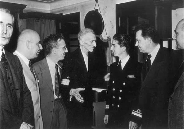 17. Тесла поставил сотни экспериментов. Ему принадлежат сотни изобретений связанных с электричеством. 7 января 1943 года он вошел в историю как человек, у которого больше всего патентов: более 700