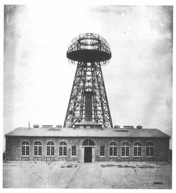 6. Tesla'nın rüyası, dünyaya bedava enerji sağlamak idi. 1900 yılında, yatırımcı J.P. Morgan'ın sağladığı 150 bin dolarla Tesla Telsiz Yayın Sistemi/Wardenclyffe adındaki kulenin yapımına Long Island, New York'ta başladı.