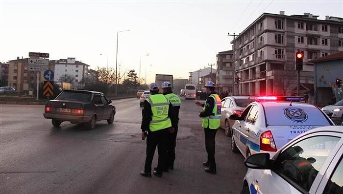 Bolu'da Polise Aldırmayıp Kırmızı Işıkta Geçtiler: 45 Dakikada 80 Araca Ceza