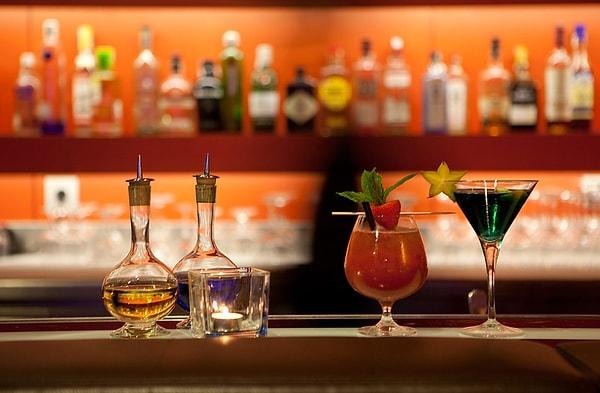 8- İngiltere'de içki ruhsatı bulunan pub, bar gibi yerlerde sarhoş olmak yasak.