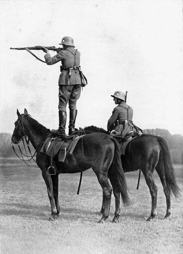 1. 1935 yılında at sırtında atış talimi yapan Alman askeri.