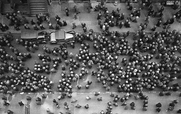 14. 1939'un New York'unda sokakta neredeyse şapkasız bir tek insan yok..