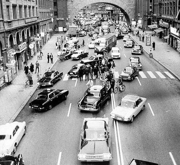 15. 1967'de İsveç'te trafik akışının yönünün değiştirildiği ilk günden bir kare..