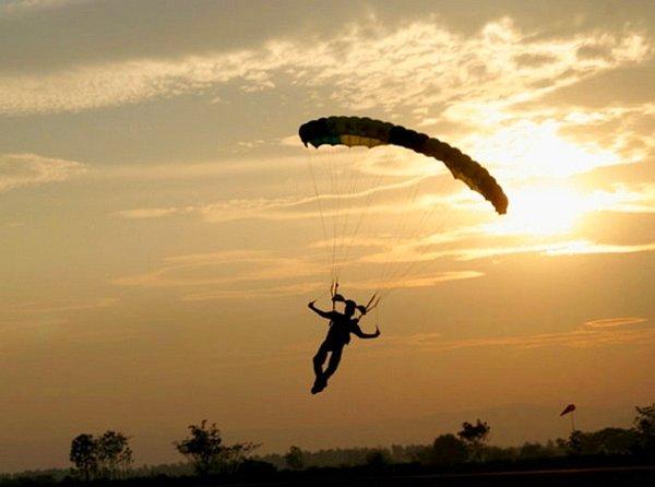 12. Hayatta yapılacaklar listenizdeki bir maddeyi daha tamamlayın. Paraşütle atlama, bungee jumping, hac, skuba dalışı v.b