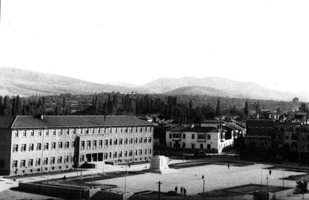 7. 1947 Valilik Binası ve Kapalı Çarşı