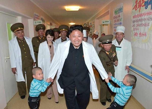 5. Kuzey Koreliler Bol Bol Gülüyor, Gülümsüyor ve Espri Yapıyor