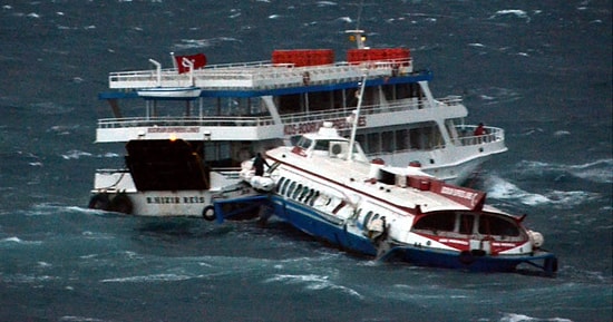 Deniz Otobüsü İle Feribot Dalgalar Nedeniyle Çarpıştı