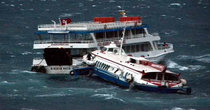 Deniz Otobüsü İle Feribot Dalgalar Nedeniyle Çarpıştı