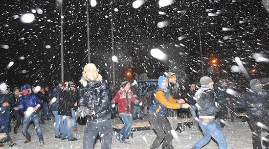 Eskişehir'de Binlerce Kişilik Kartopu Savaşı!