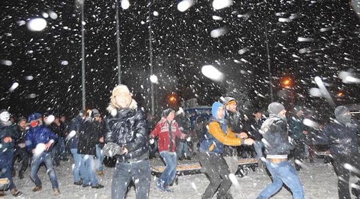 Eskişehir'de Binlerce Kişilik Kartopu Savaşı!