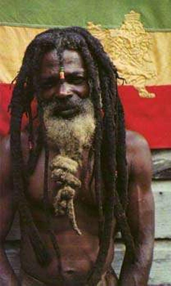 2. Rastalar kesinle sigara kullanmazlar fakat Ganja (esrar) yakarak Jah'a ibadet ederler.