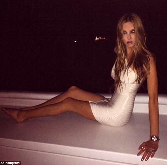 Designer elbisesi ve designer saati ile yeni yıla tropik bir iklimde teknede giren Instagram'ın zengin kızı