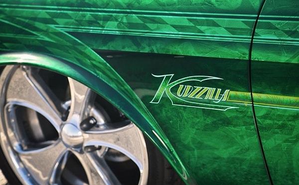 10. Otomobilin boyası da özel olarak seçilmiş. Üzerindeki sedefli boya hologram varmış gibi bir görüntü yaratıyor. Yeşil rengin seçilme sebebi ise tamamen zevk!
