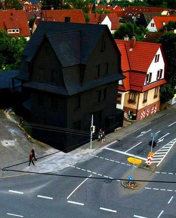 5. Almanya'da bulunan ve her şeyi siyah olan ev