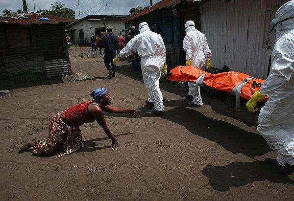 3. Ebola nedeniyle hayatını kaybeden kız kardeşinin ardından acı çeken Liberyalı kadın.