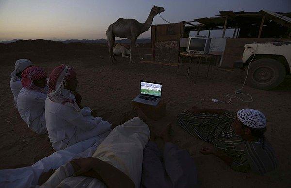 14. Suudi Arabistanlı adamlar Hollanda - Avustralya arasındaki 2014 Dünya Kupası maçını izliyor.