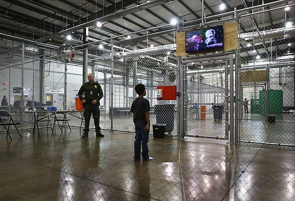 15. Teksas'da gözaltında bulunan babasını ziyarete gelen Honduraslı bir çocuk televizyona dalıyor.