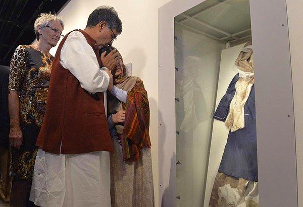 16. Taliban tarafından saldırıldığı günden kalan kanlı elbisesini Osla'daki bir sergide gören Malala Yousafzai göz yaşlarına boğuluyor ve Nobel Barış Ödülü sahibi Kailash Satyarthi onu teselli ediyor.