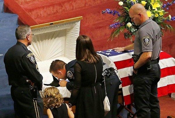 22. 3 yaşındaki Alman kurdu ortağının cenazesinde göz yaşlarını tutamayan polis memuru Ryan Stark.