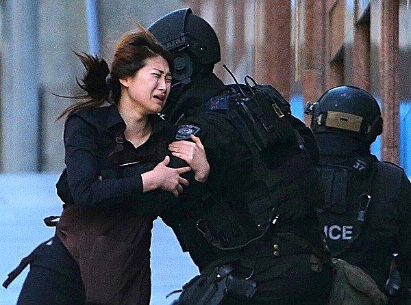 28. Avustralya'da bir kafede rehin alınan kadın eylemcilerden kaçmayı başarıyor ve kendini polisin kollarına atıyor.