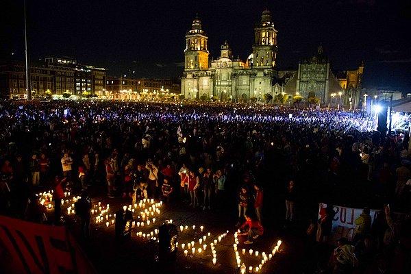 29. Uyuşturucu şebekesi tarafından kaçırıldığı sonradan anlaşılan 43 öğrencinin ortadan kaybolmasını protesto etmek için sokaklara dökülen Meksika halkı.
