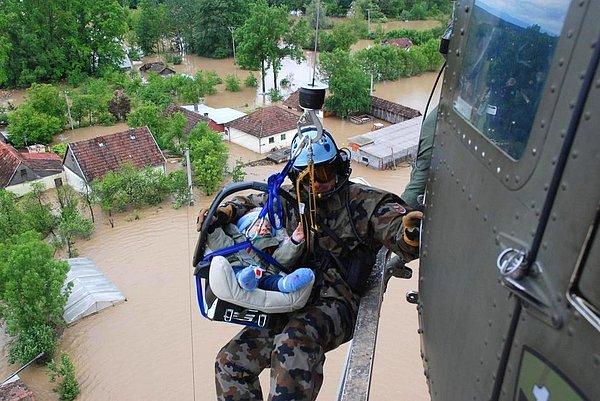 35. Son 120 yılın en ağır sel felaketi ile karşılaşan Bosna Hesek'e yardıma gelen Sloven askeri helikopteri bir bebeğin yaşamla arasındaki köprü oluyor.