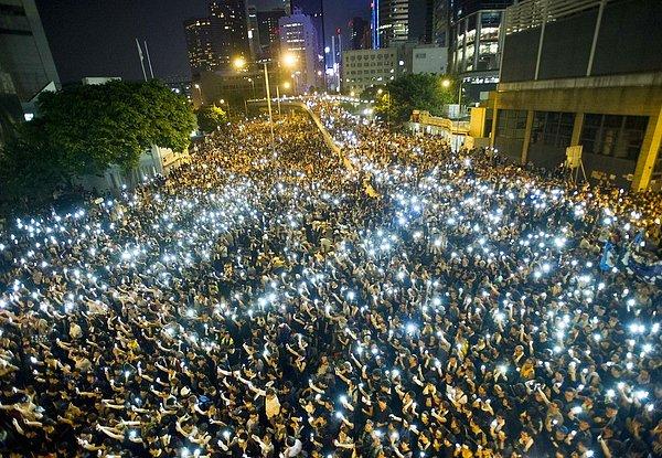 41. Hong Kong Yüksek Yasama Meclisi önünde toplanan göstericiler bir dayanışma göstergesi olarak cep telefonlarının ışıklarını meclise tutuyorlar ve her şeyin 'aydınlıkta' yapılmasını talep ediyorlar.