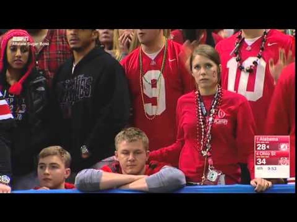 Maçta Tanımadığı Adama Garip Bir Şekilde Yanlayan Kız