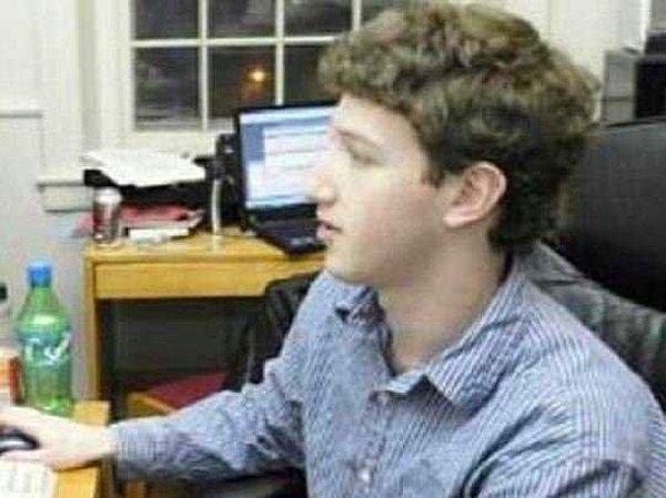 11. Hepimizin Bildiği Mark Zuckerberg'ün Facebook'u İlk Defa Para Kazanmaya Başlamış ve 300 Milyon Kullanıcıya Ulaşmıştı