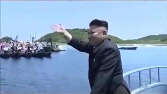 Kim Jong'a Yakın Olabilmek İçin Suya Atlayan Kuzey Koreliler