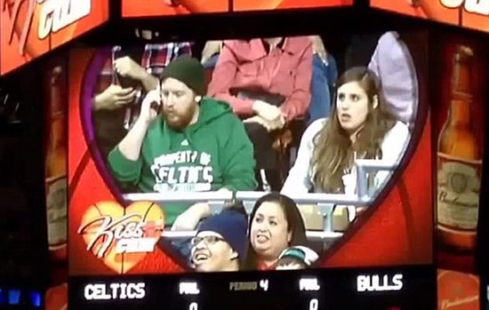 Kiss Cam'de Öpüşmek Yerine Konuşmayı Tercih Edince