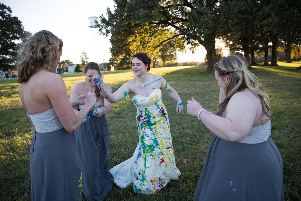 Что кидают на свадьбу. Испорченное свадебное платье. Бросил невесту на свадьбе. Платье после свадьбы. Брошенная невеста.