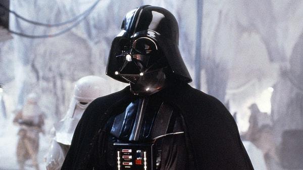 5. Darth Vader'ı canlandıran Dave Prowse, konuşmalarına dublaj yapılacağını öğrendikten sonra repliklerini ezberlemeyi bırakmış. Onun yerine doğaçlama şeyler söyleyip duruyor ve çoğu zaman saçmalıyormuş. Hatta söylediklerine uygun tepkiler alamadığında diğer oyuncuları fırçalıyormuş.