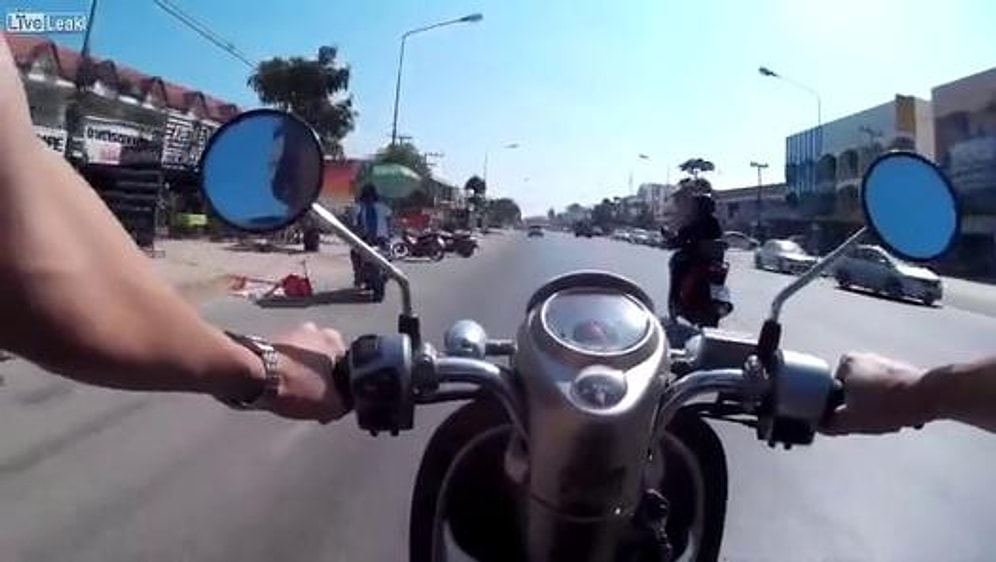 Araba Çarpan Kediye Yardım Eden İyi İnsan