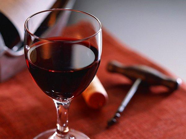 1. Her gün bir kadeh kırmızı şarap kalp sağlığını koruyor...