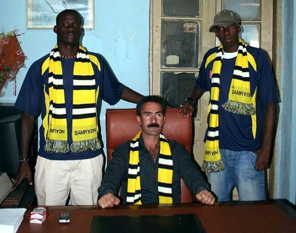 17. Bu kare de 2007'den. Ardahansporlu yönetici etrafında korumaları gibi duran iki Senegalli futbolcu Adrien ile Sane. Ve masadaki iki paket Marlboro.