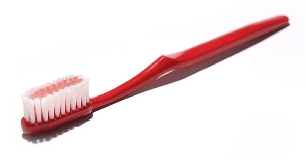 14. Standart Bir Klozet Kapağı, Diş Fırçanızdan Daha Temizdir.