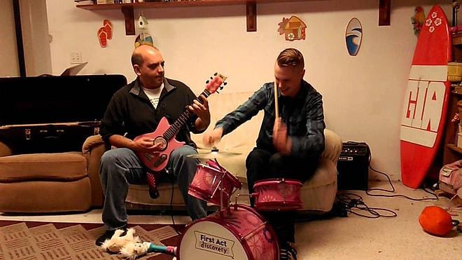 Çocuk Enstrümanları ile İnanılmaz Müzik Yapan İki Adam