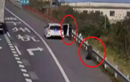 Otobanda Hava Almak İsteyen Adama Kamyondan Fırlayan Lastik Çarparsa