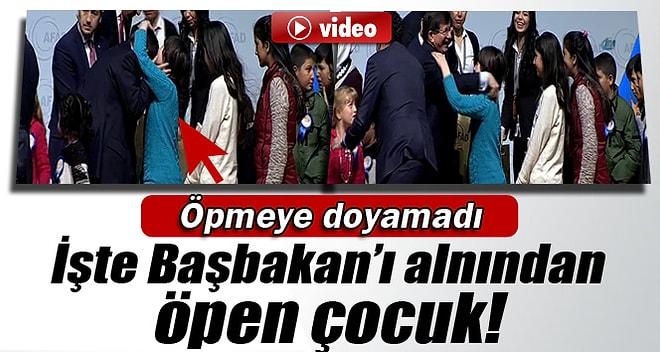 Başbakan Davutoğlu'nun Alnından Öpen Küçük Kız