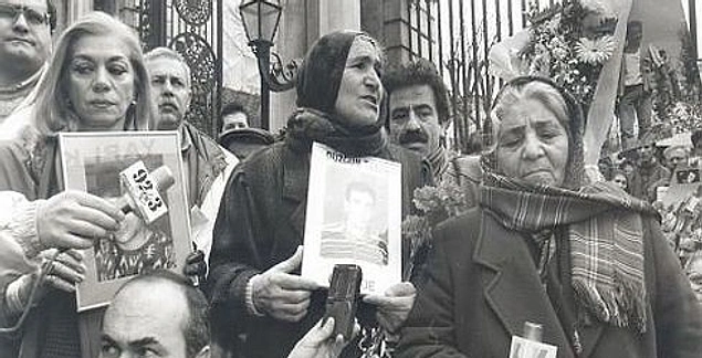 "Yaralılar var dünkü gözaltılardan" diyor.