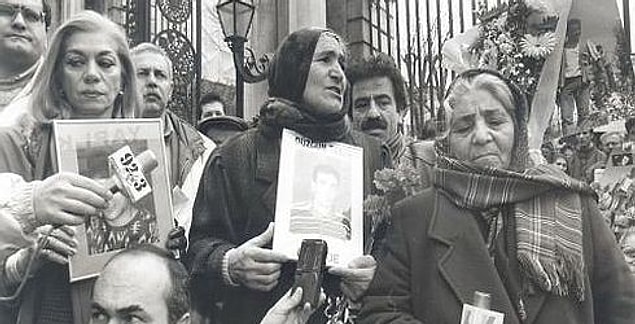 10. "Yaralılar var dünkü gözaltılardan" diyor.