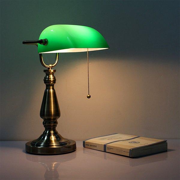 Ve tabii ki yeşil masa lambası.