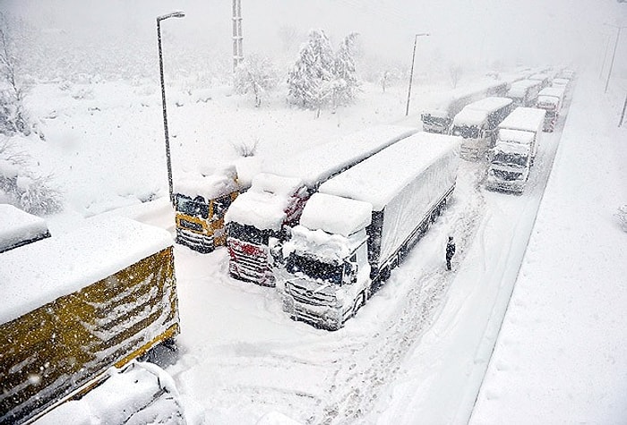 Bolu'da Kar Yolu Kapattı, Yüzlerce Yolcu Mahsur Kaldı