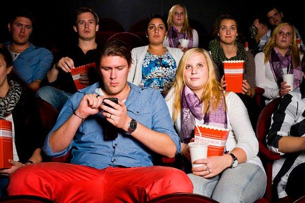 3. Bir film izlerken ya da bir şeye odaklanmanız gerektiğinde, gruptakiler sanki anlaşmış gibi sizi mesaj yağmuruna tutarlar.