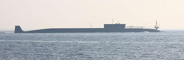 9. Borei Sınıf Nükleer Balistik Füze Denizaltısı: önceki modeli olan Typhoon sınıfı denizaltılarından çok az küçük ama bu denizaltının, her biri 6 ile 10 adet savaş başlığı taşıyan ve 8.300 km menzilli 16 adet Bulava Balistik Füzesi taşıma kapasitesi bulunmakta. Bu füzeler hala göz önünde bulundurulması gereken bir güç.