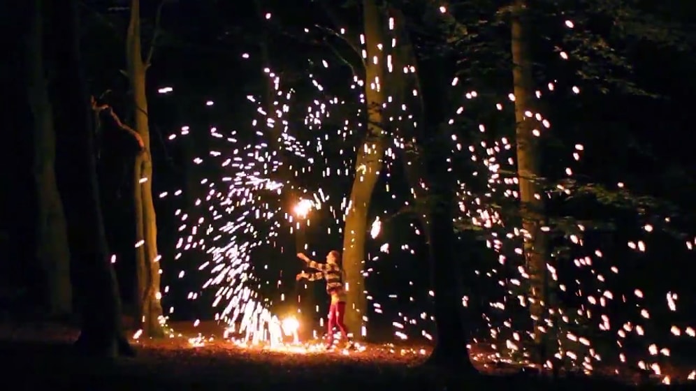 Ormanın Karanlığını Poi ile Aydınlatan Kadın
