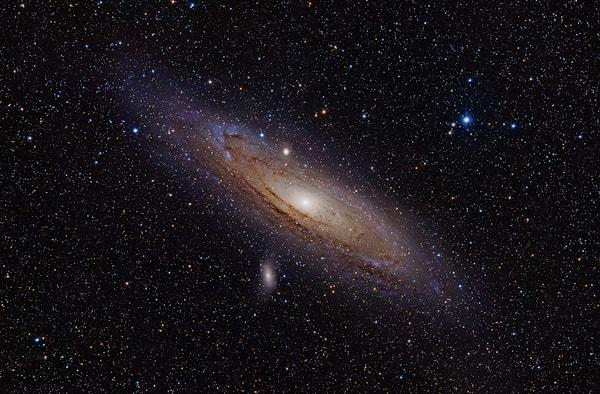 4. Eğer Andromeda Galaksisi çıplak göz ile görülebilir olsaydı, geceleri gökyüzünde Ay'dan 6 kat daha büyük gözükecekti.
