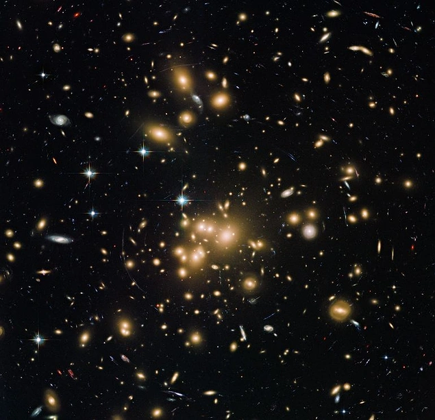 Samanyolu Galaksisi'ne en az 100.000 tane komşu galaksi bulunuyor.